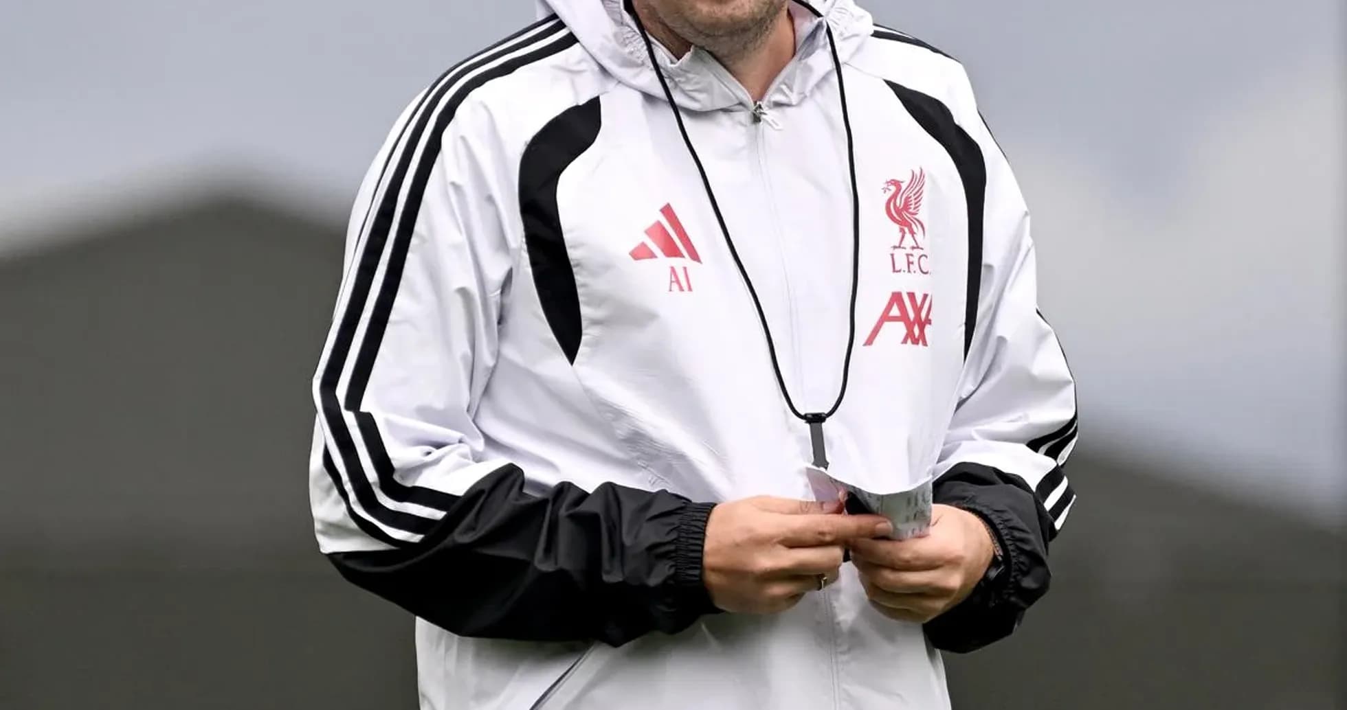 Entrenador de Liverpool caminando en el campo de entrenamiento