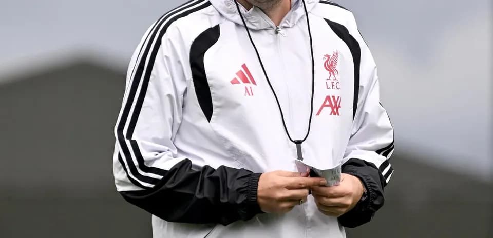 Entrenador de Liverpool caminando en el campo de entrenamiento