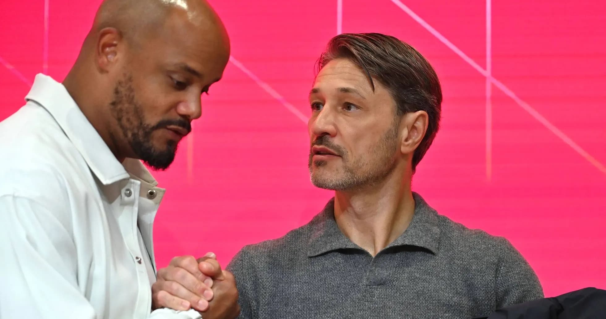 Dos hombres estrechando manos durante un evento