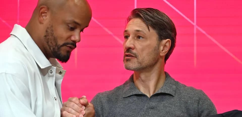 Dos hombres estrechando manos durante un evento