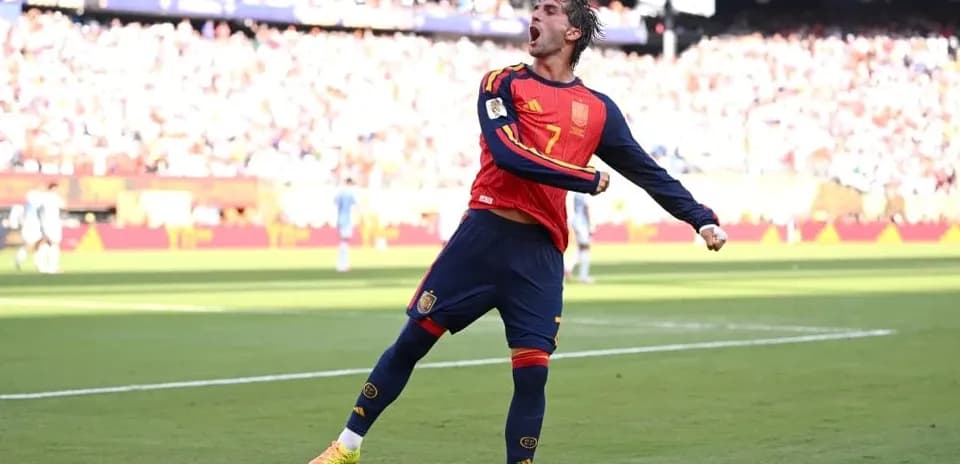 Jugador de España celebrando un gol en el partido