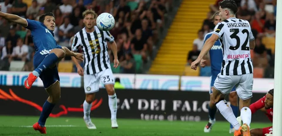 Jugador de Udinese intenta marcar contra Como
