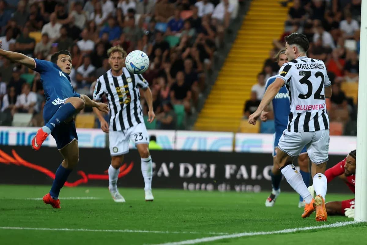 Jugador de Udinese intenta marcar contra Como
