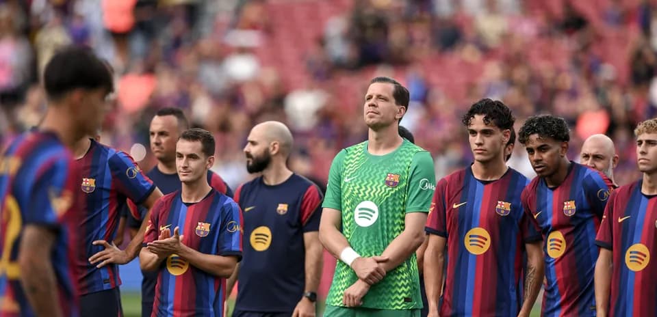 Jugadores del FC Barcelona alineados en el campo