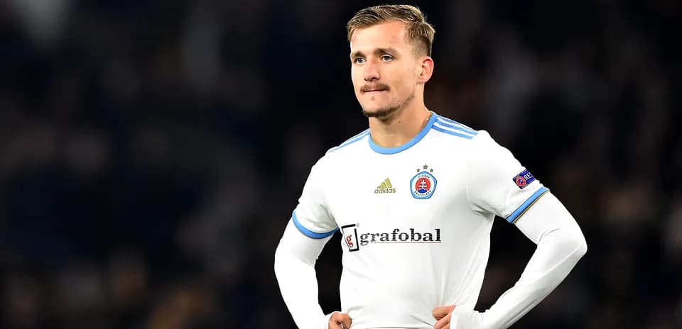 Jugador de Slovan Bratislava en el partido