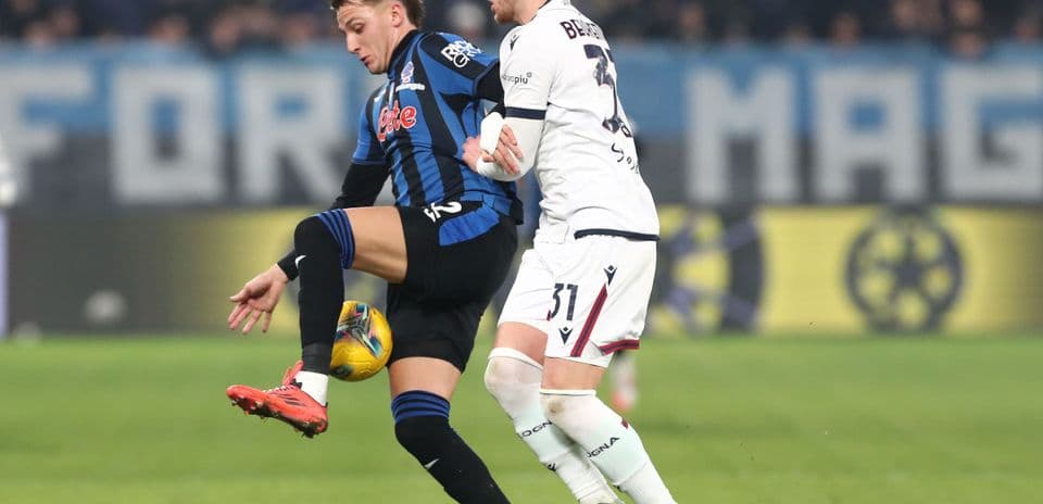 Jugador de Atalanta en acción contra Bologna