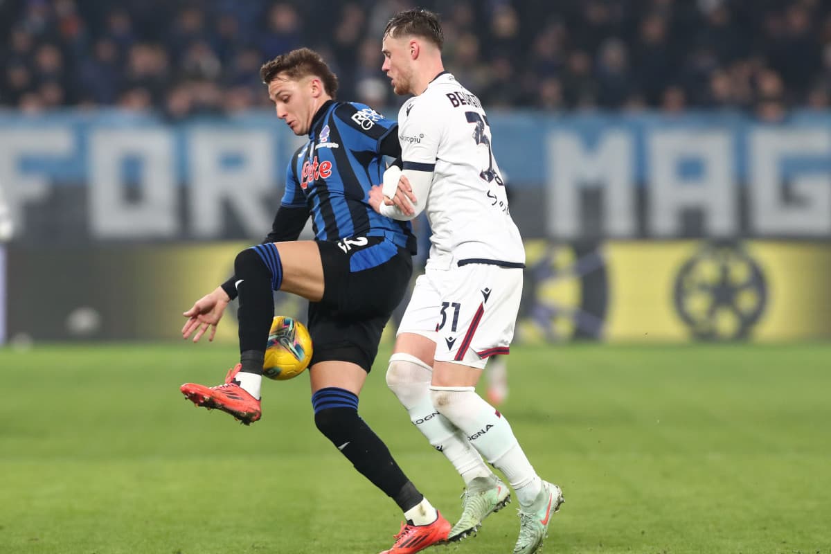Jugador de Atalanta en acción contra Bologna