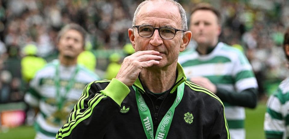 Entrenador con medalla en el campo de fútbol