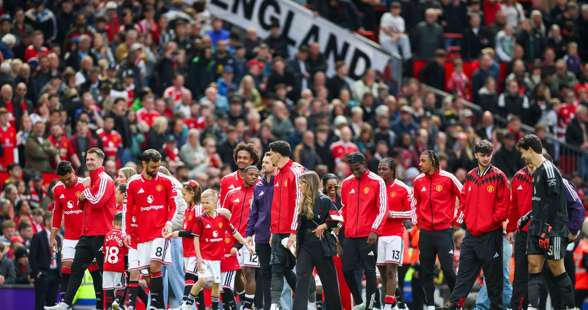 Jugadores de Manchester United ingresando al campo
