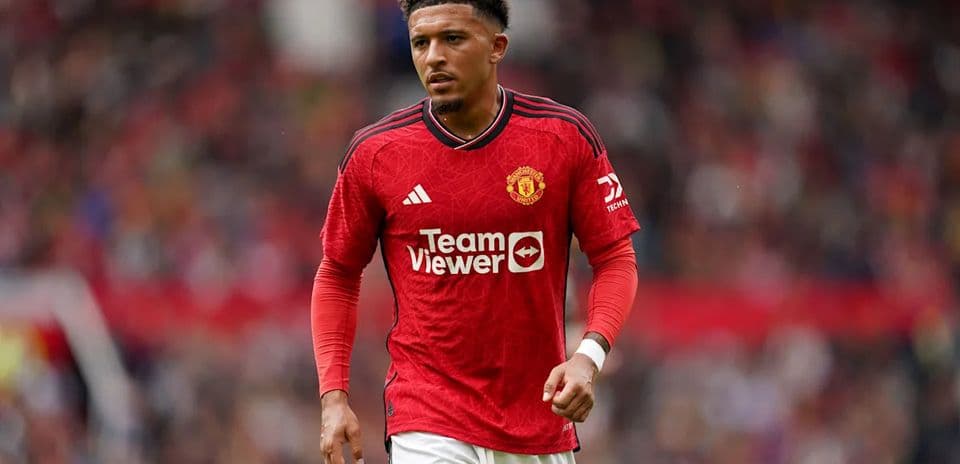 Jugador de Manchester United en uniforme rojo
