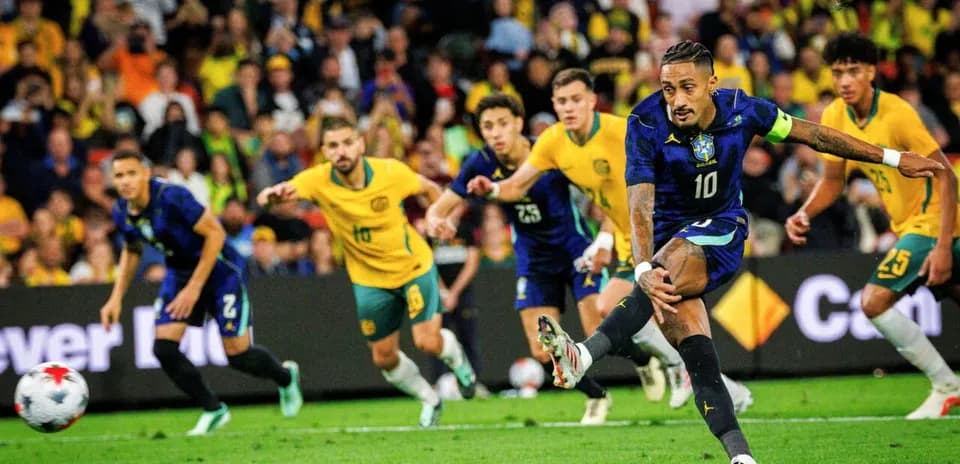Jugador brasileño ejecutando un penalti contra Australia