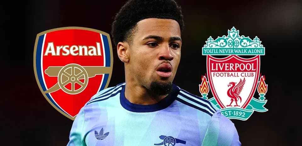 Jugador en uniforme con escudos de Arsenal y Liverpool