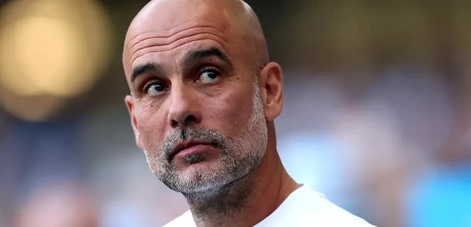 Entrenador observando el partido desde la línea de banda