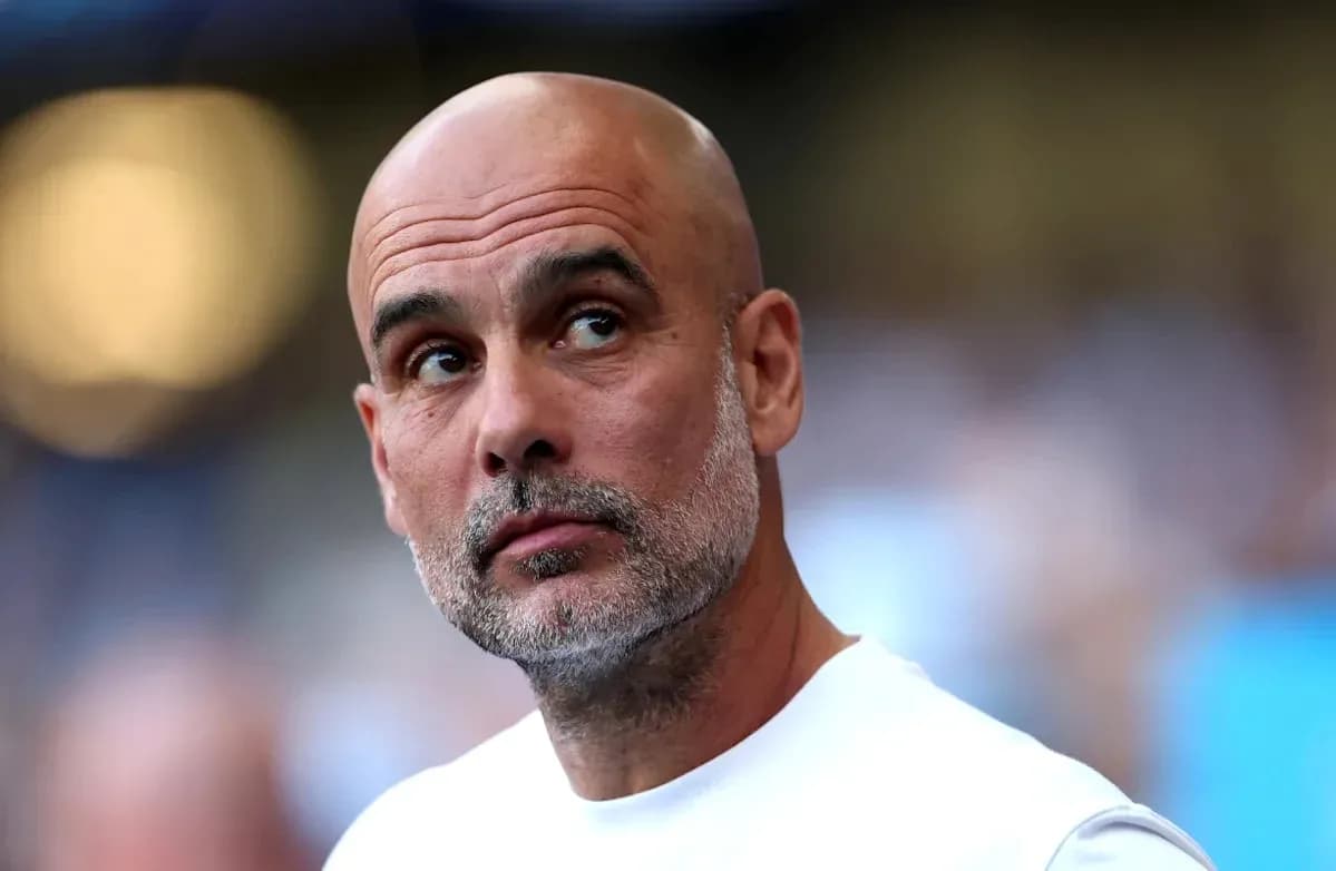 Entrenador observando el partido desde la línea de banda