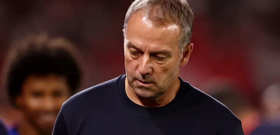 Entrenador caminando en el campo tras el partido