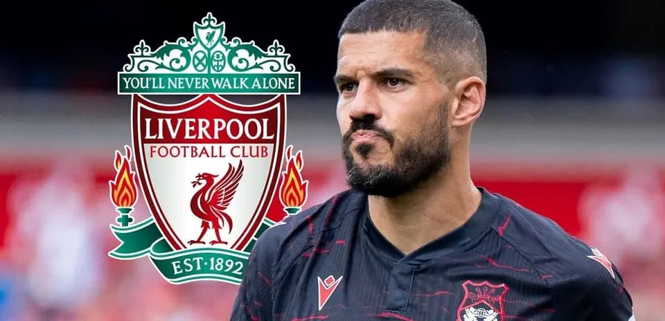 Jugador de fútbol con el logo de Liverpool de fondo