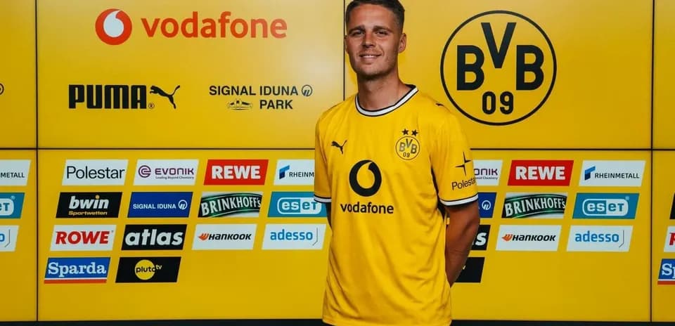 Jugador de Borussia Dortmund en presentación oficial