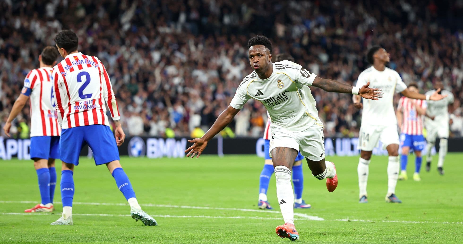 Vinícius Júnior celebra un gol en el derbi