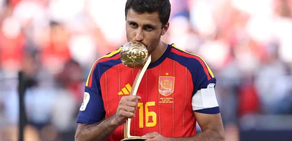Jugador de España besando trofeo tras partido