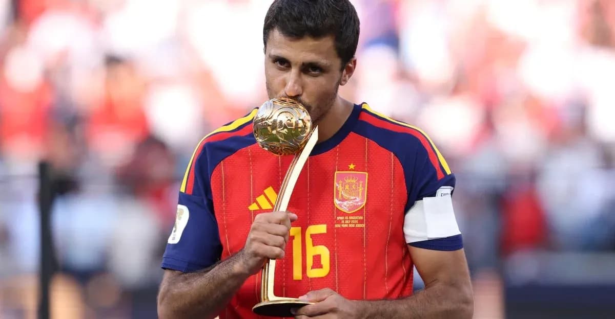Jugador de España besando trofeo tras partido