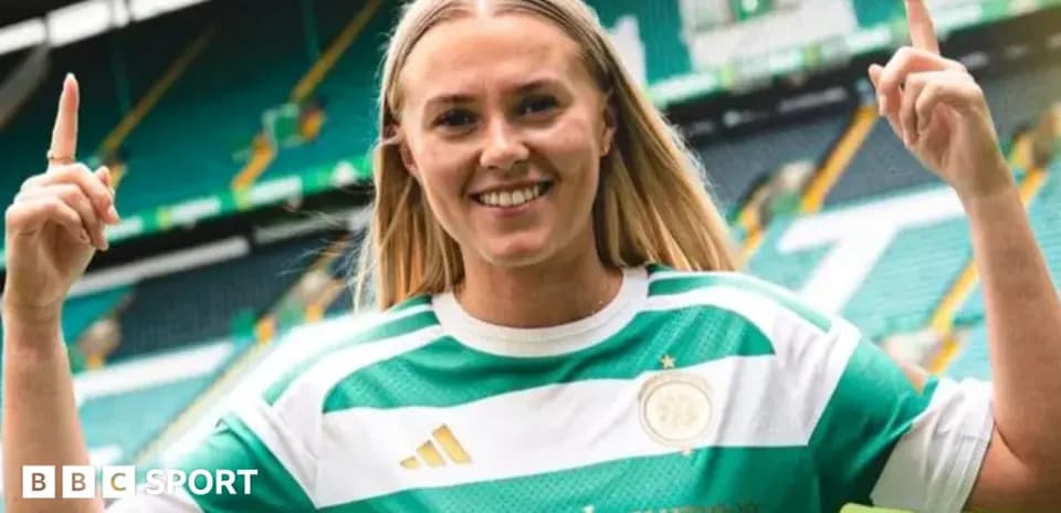 Jugadora de fútbol con camiseta de Celtic en el estadio