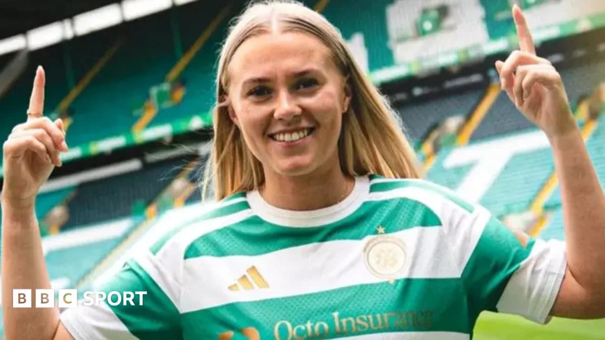 Jugadora de fútbol con camiseta de Celtic en el estadio
