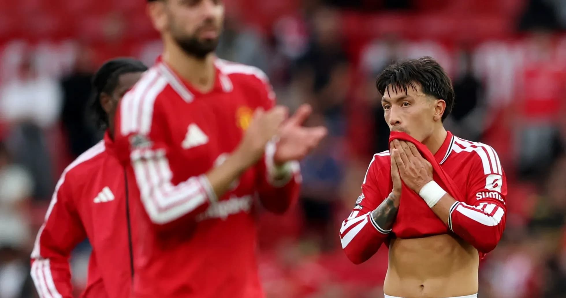 Jugadores de Manchester United aplaudiendo tras el partido