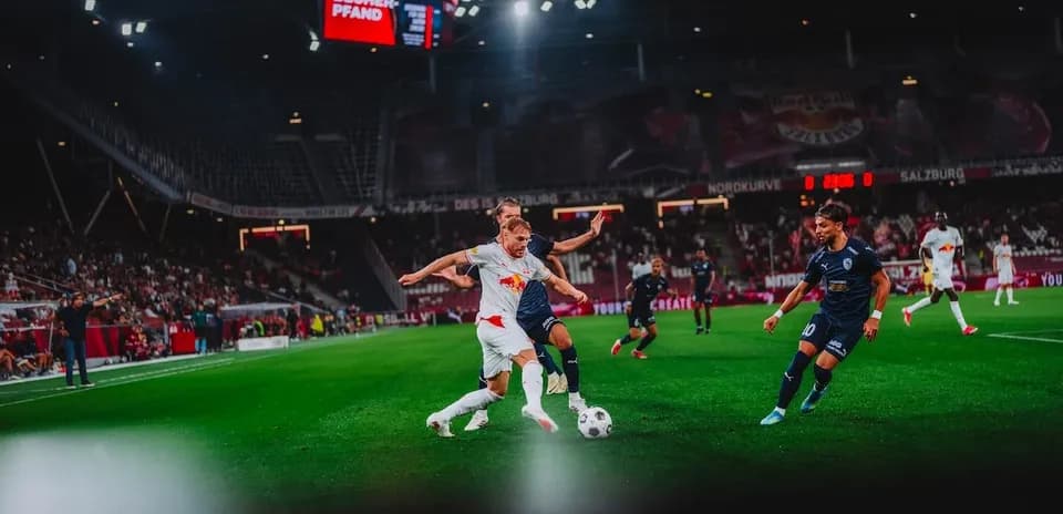 Jugadores compitiendo por el balón en el partido