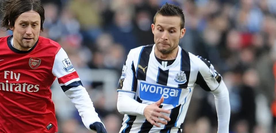 Jugadores de Arsenal y Newcastle compitiendo por el balón