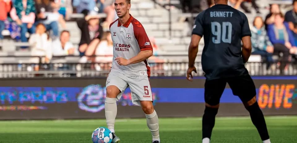 Jugador de Sacramento Republic con el balón