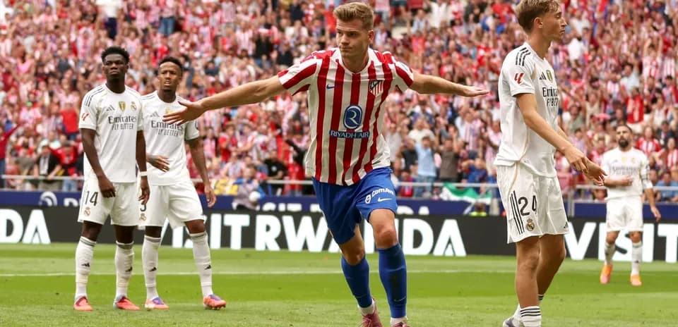 Jugador del Atlético de Madrid celebra un gol
