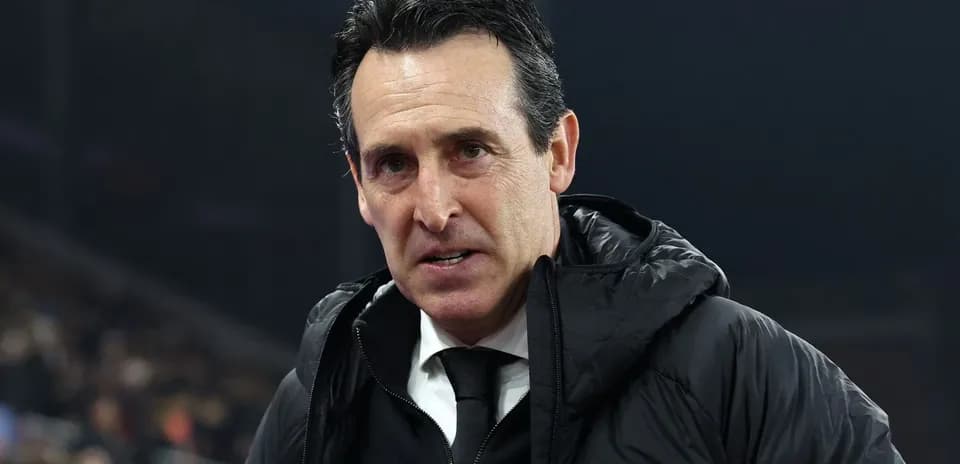 Entrenador hablando durante un partido de fútbol