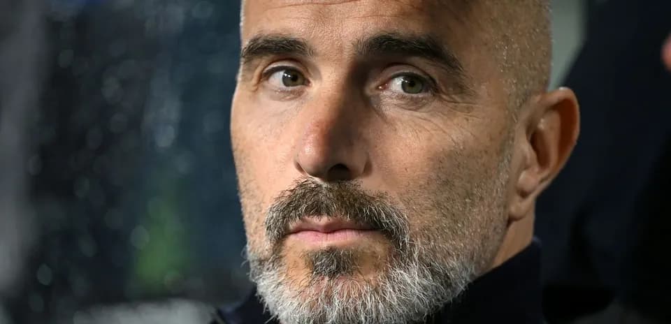 Entrenador observando desde el banquillo durante el partido