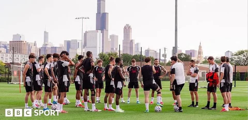 Equipo de fútbol en entrenamiento con ciudad de fondo