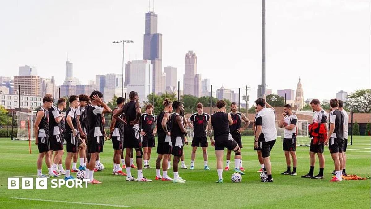 Equipo de fútbol en entrenamiento con ciudad de fondo