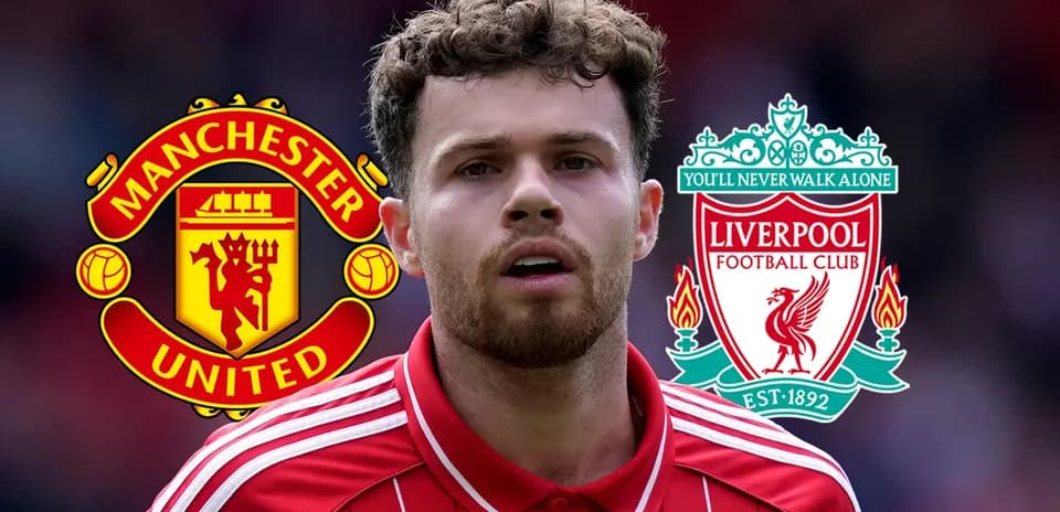 Jugador en primer plano con logos de Manchester United y Liverpool
