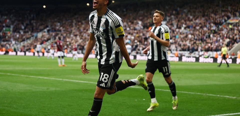 Jugador de Newcastle celebra un gol