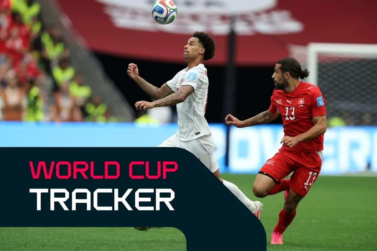 Jugador de Suiza persiguiendo a rival durante partido