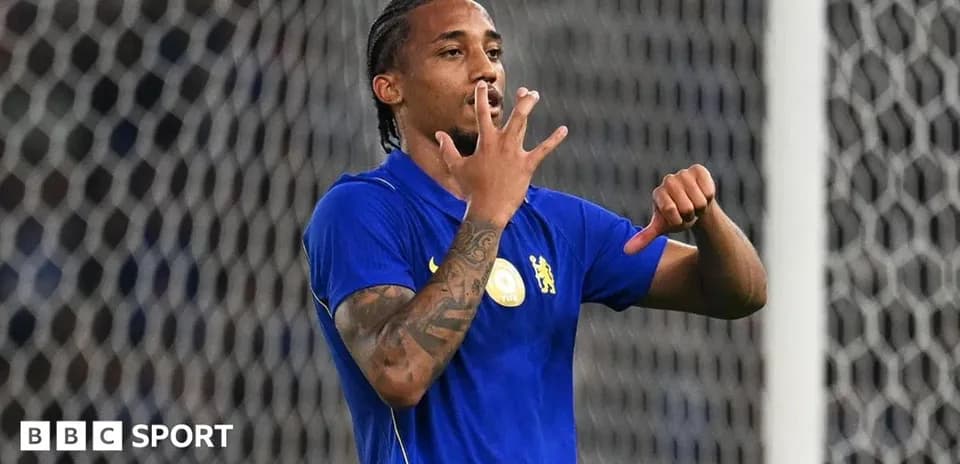 Jugador mostrando señal durante partido de fútbol