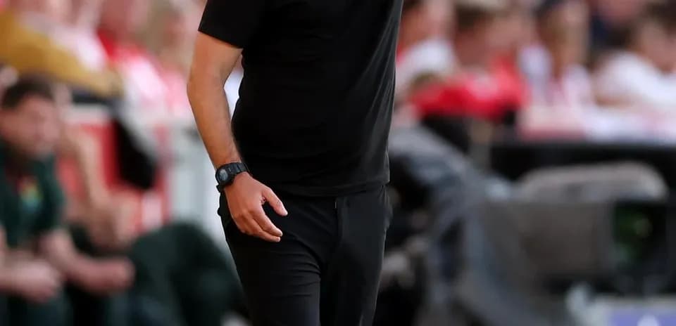 Entrenador dirigiendo a su equipo desde la banda