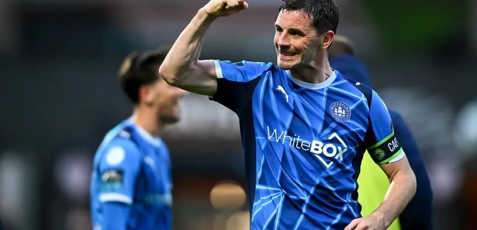 Jugador de Waterford celebrando con el puño en alto