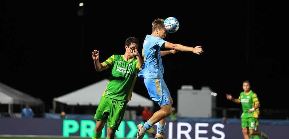 Jugador de Sporting JAX saltando por el balón