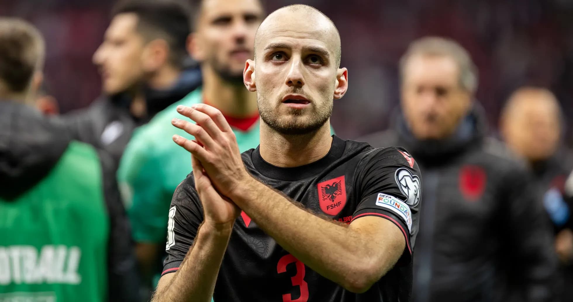 Jugador aplaudiendo después del partido en el estadio