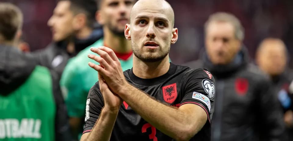 Jugador aplaudiendo después del partido en el estadio