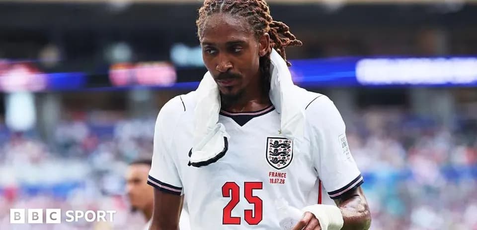 Jugador de Inglaterra saliendo del campo durante el partido