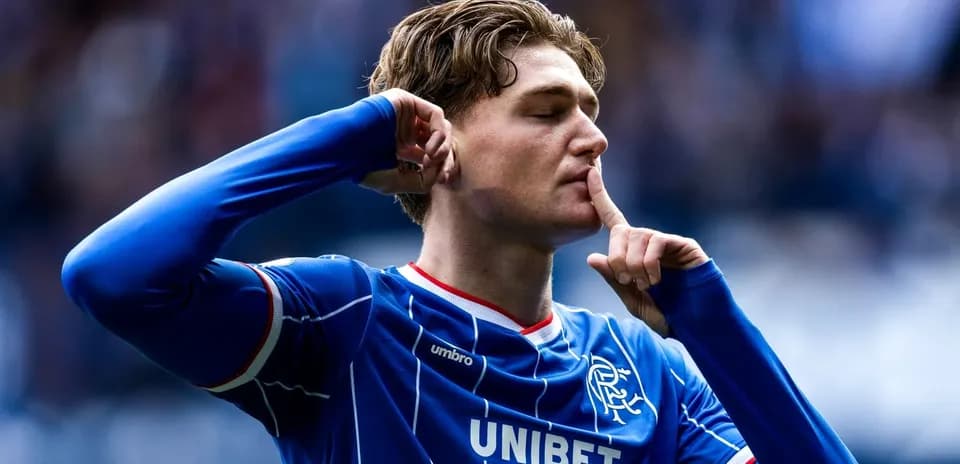 Jugador de Rangers pidiendo silencio tras anotar