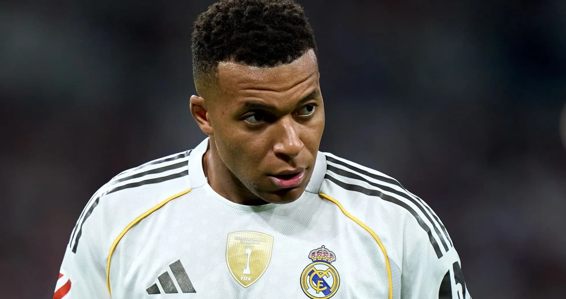 Jugador de fútbol con uniforme de Real Madrid