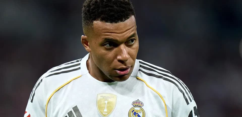 Jugador de fútbol con uniforme de Real Madrid