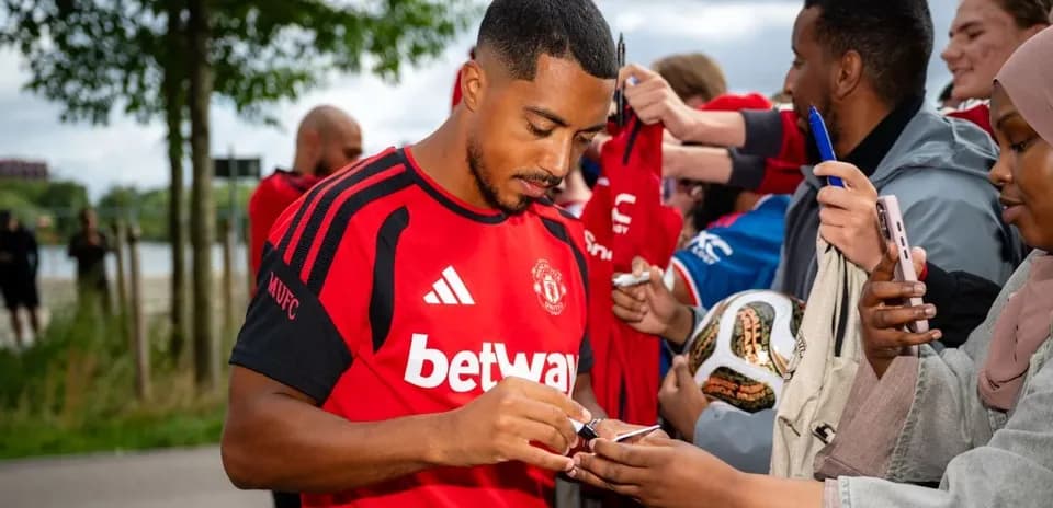 Jugador de Manchester United firmando autógrafos para aficionados