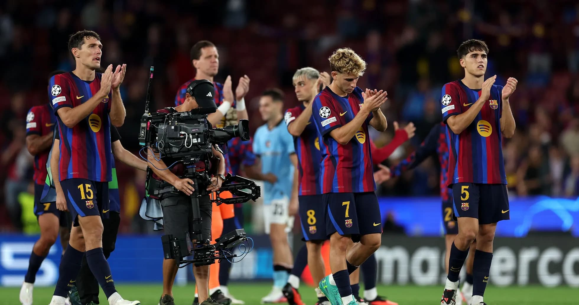 Jugadores del FC Barcelona aplaudiendo tras el partido